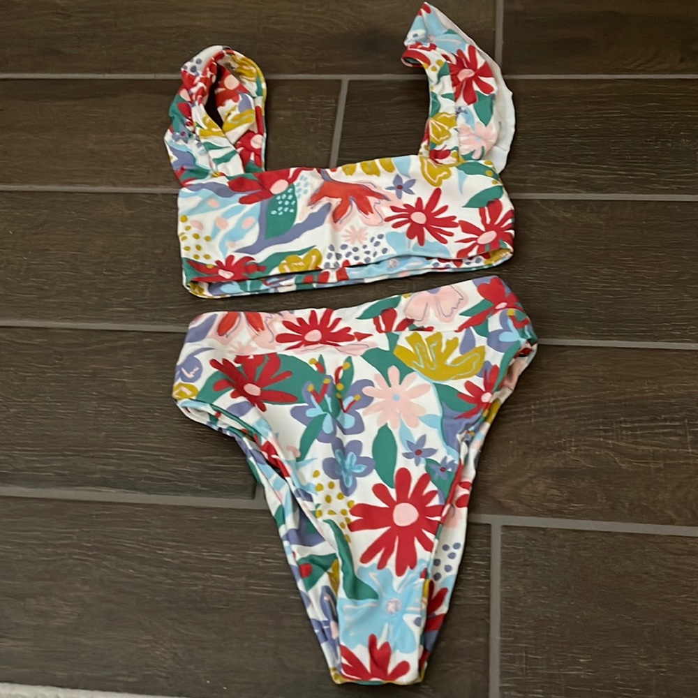 Aila Bkue bikini